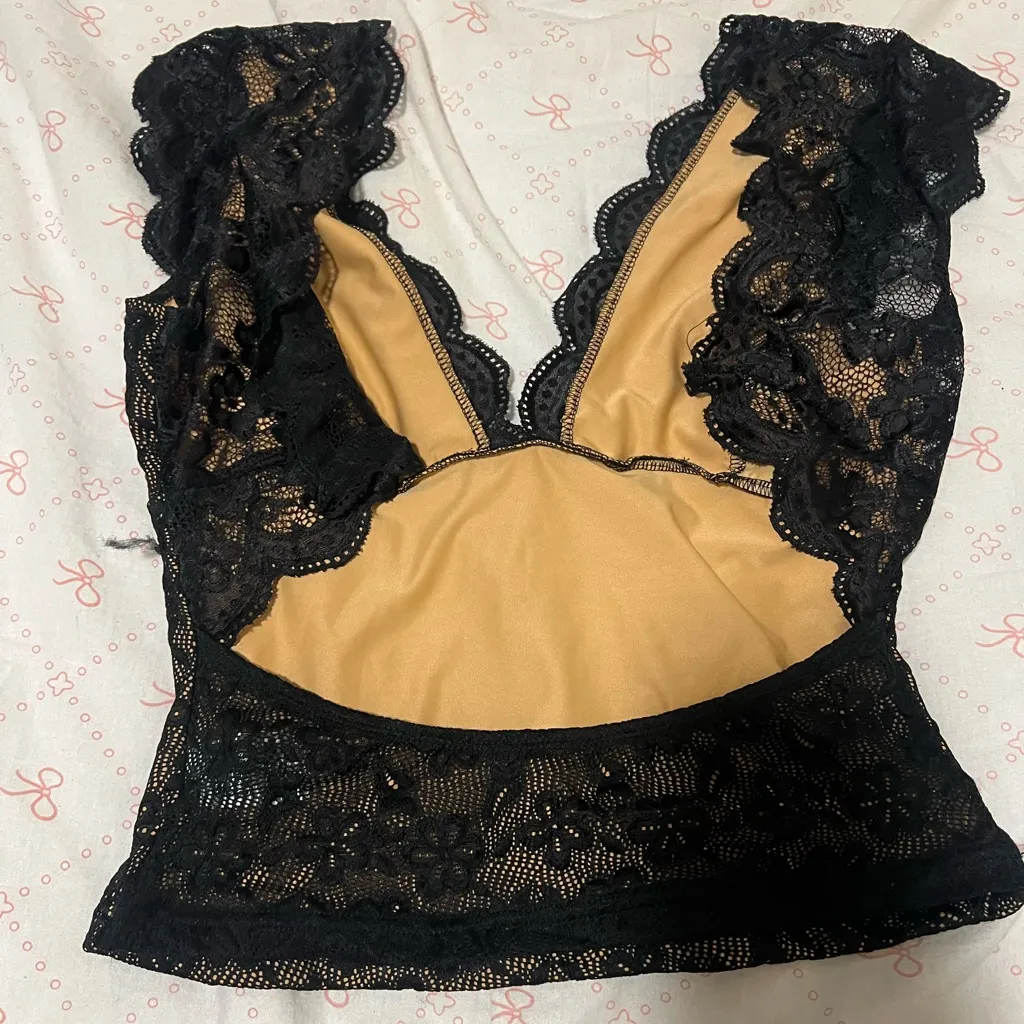 Size medium going out tops bundle - Image 10