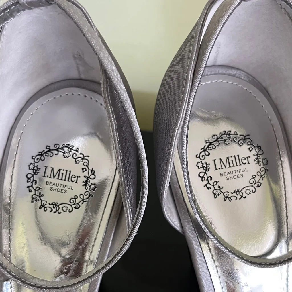 I Miller silver heeled sandal with an ankle strap and a bow detail on open toe Size 9.5 - Image 2