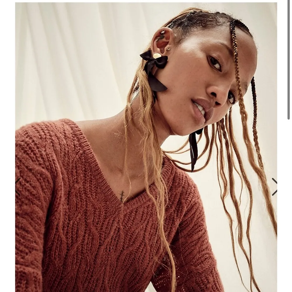 Alna V-Neck Sweater - Image 5