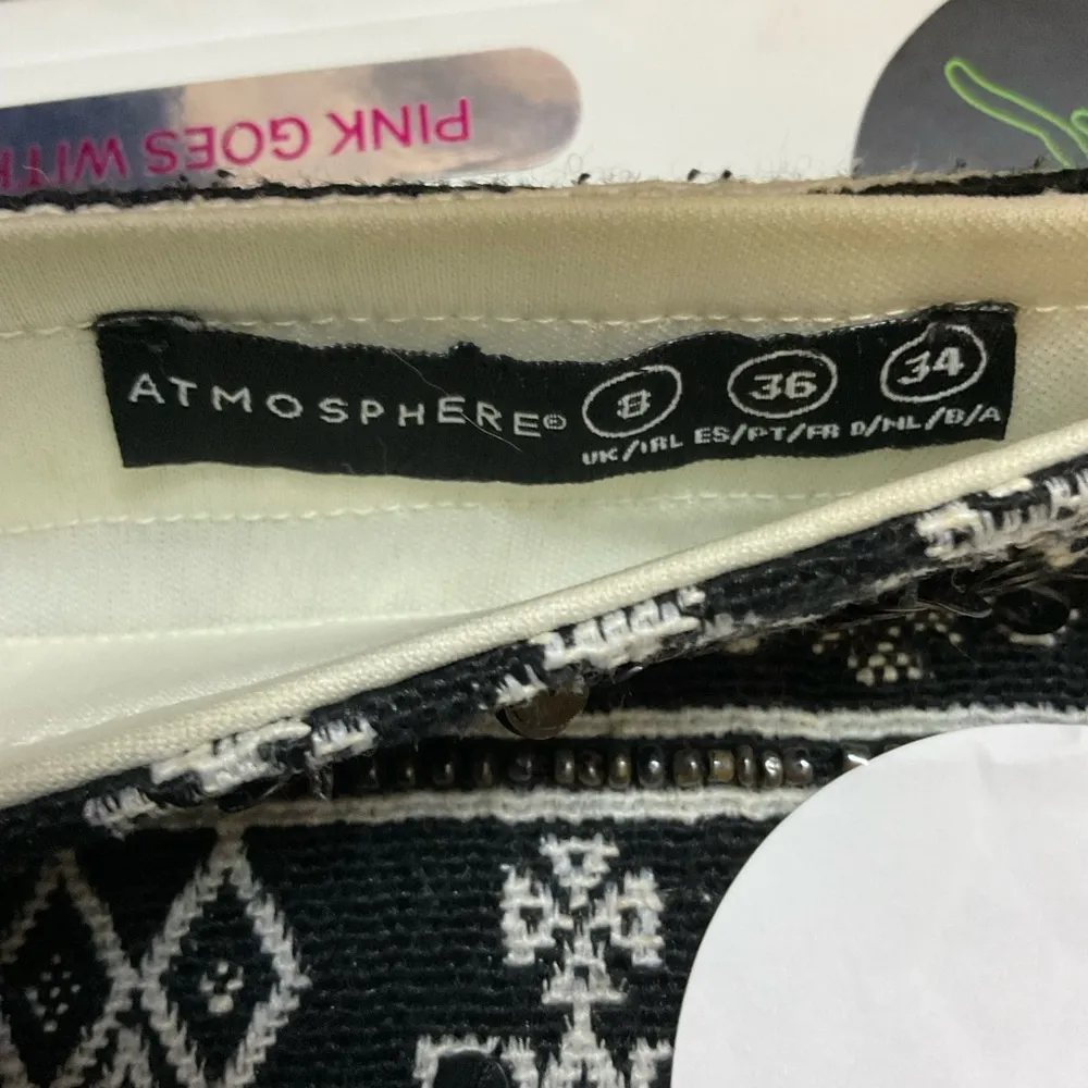 Atmosphere Black and White Geometric Mini Skirt - Image 4