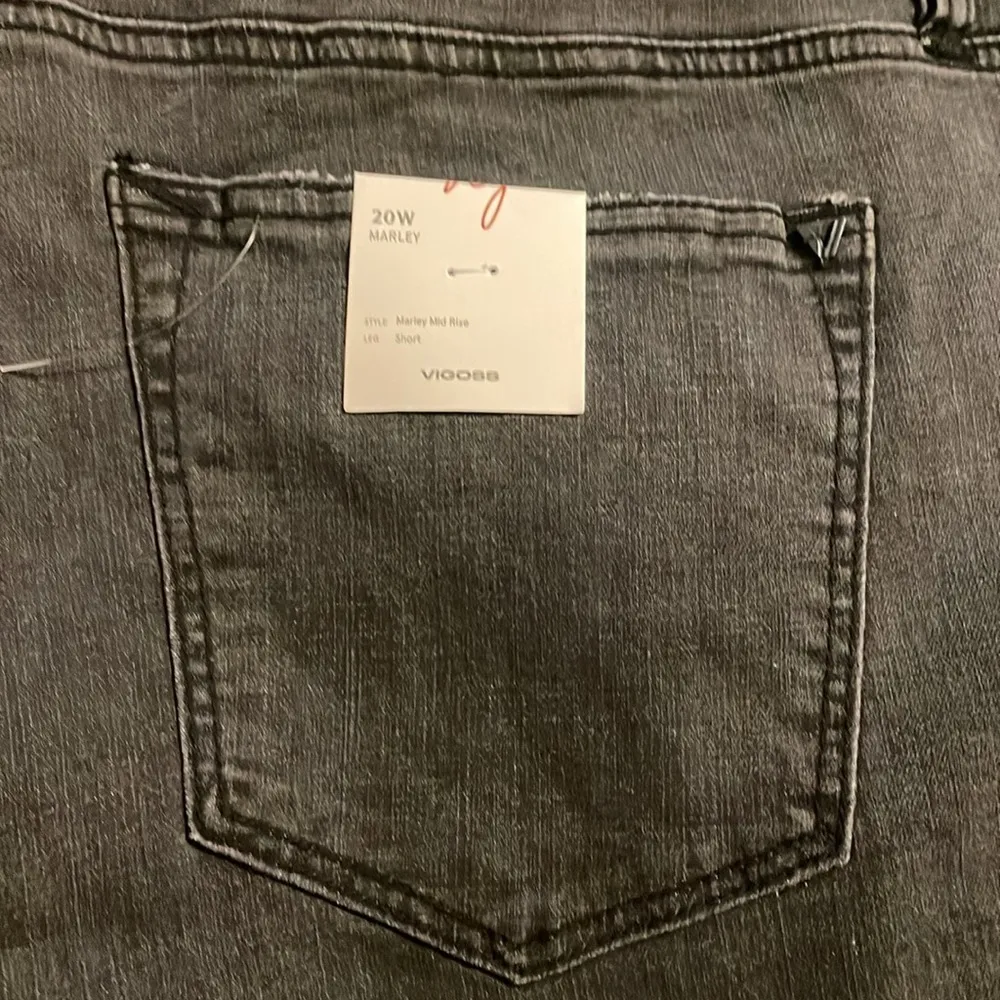 NWT Vigoss Plus Size Marley Mid Rise Cuff Distressed Lt Wash Shorts Black Sz 20W - Image 3