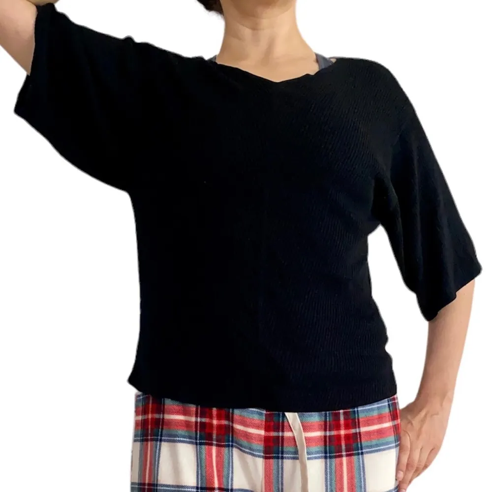 Uniqlo women’s oversized top t-shirt. XS v-neck short sleev black waffle - Image 2