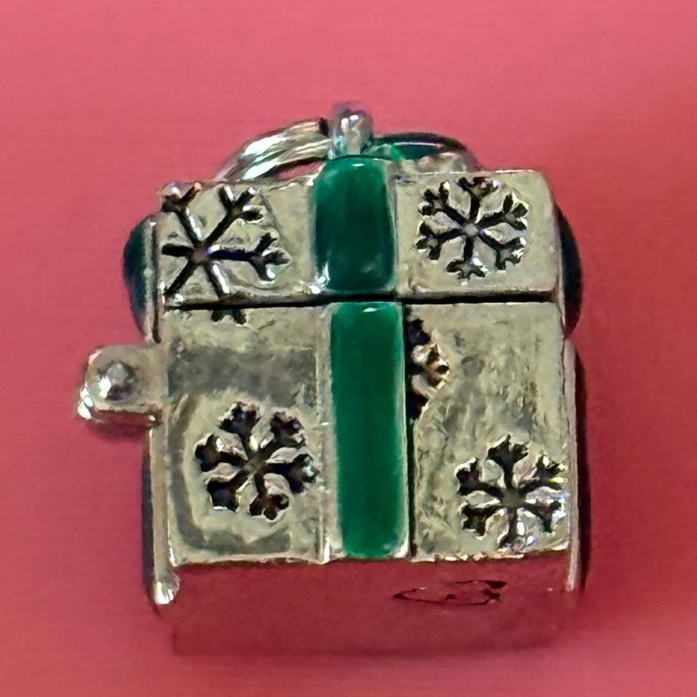 Silver Snowflake Box With Tree Inside Pendant - Image 4