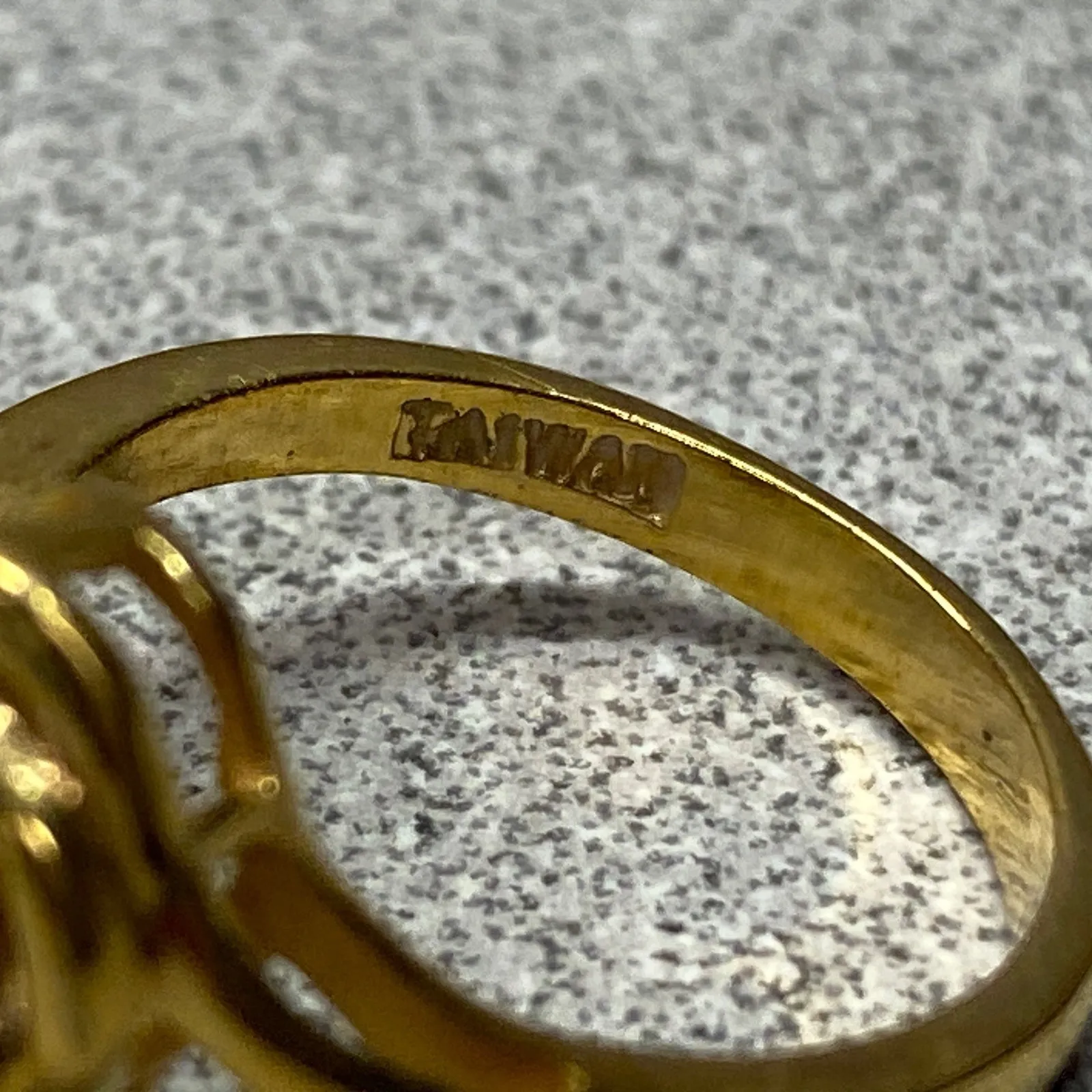 Vintage Gold Tone Taiwan Stamped Oval Amethyst CZ Swirl Fashion Ring Size 7 Purple - Image 7