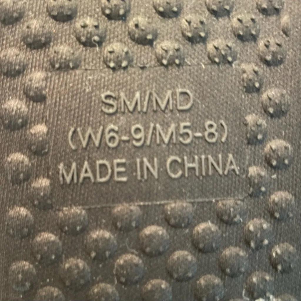 Hogwarts Black Fuzzy Slippers unisex (W6-9)(M5-8) good condition - Image 7