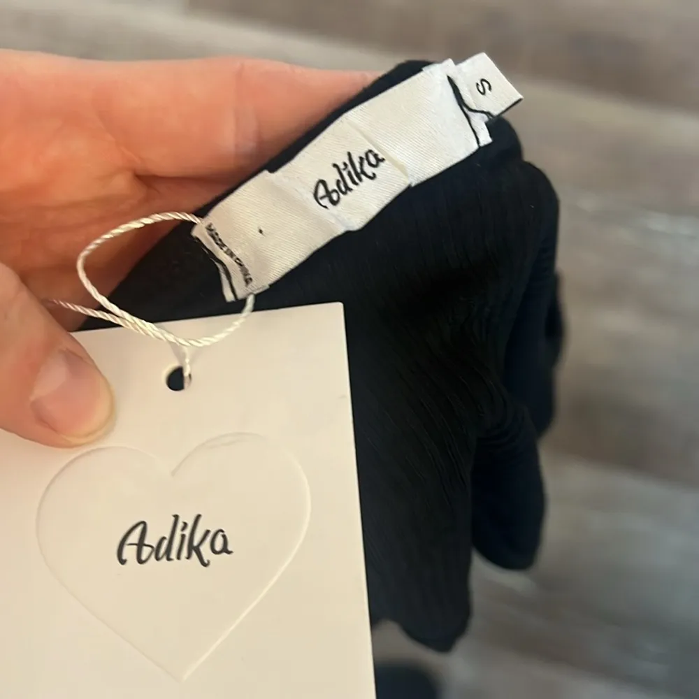 Abdika Black Cropped Long Sleeve Top - Image 6