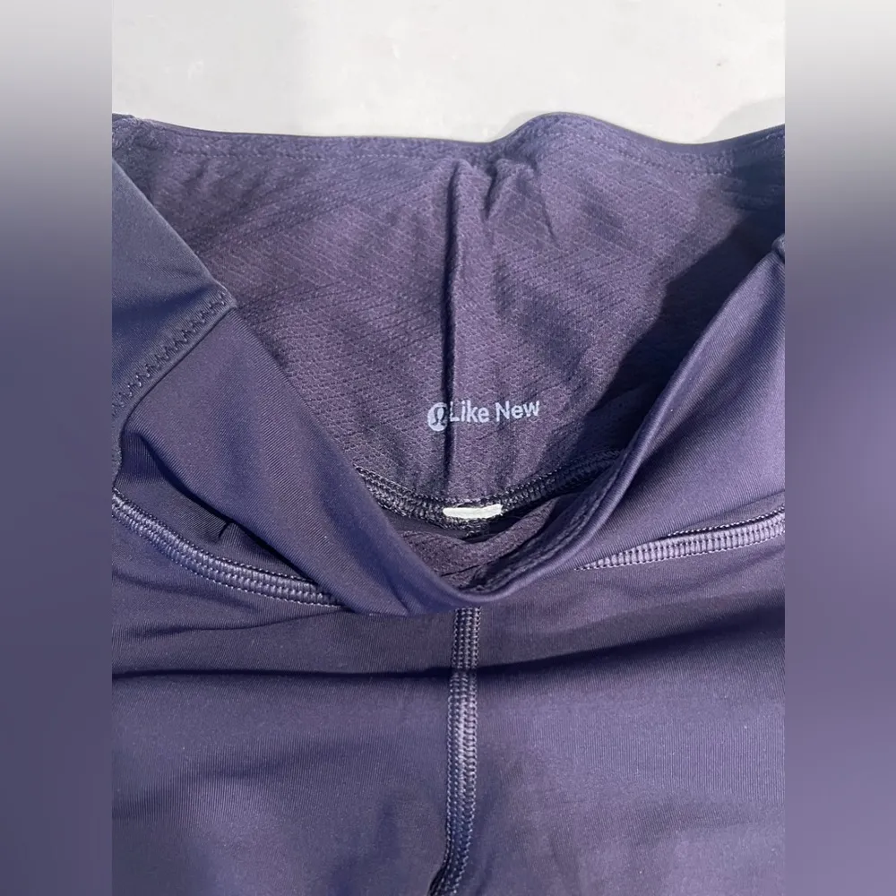 Womens navy‎ Lululemon size 4 capri leggings - Image 3