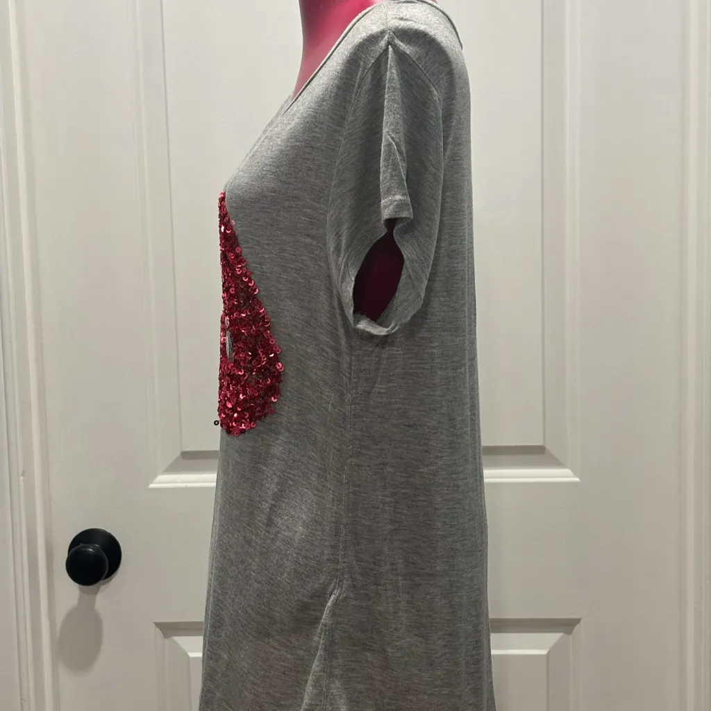 H&M Gray Top with Red Sequin Lips Design - Image 5