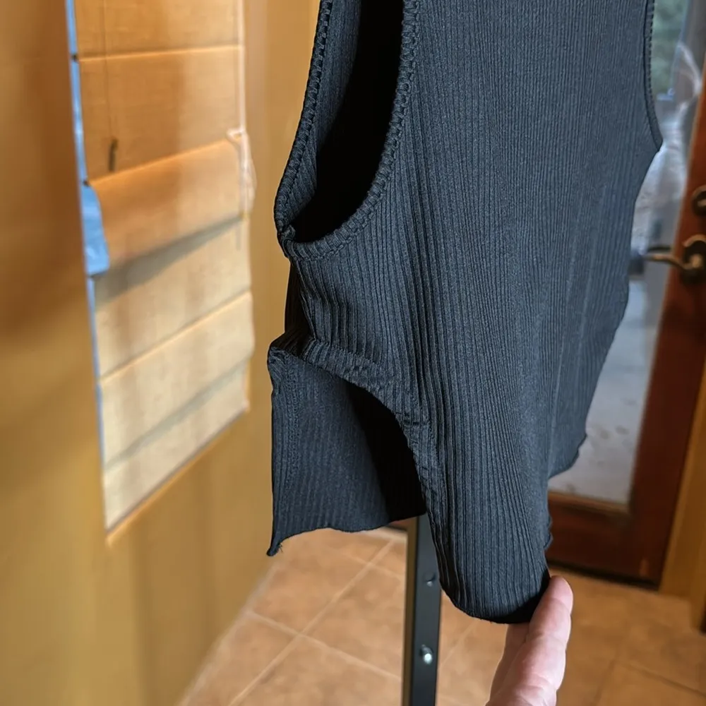 SHEIN Black Ribbed Side Cut-Out Fitted Tank Size Medium 8/10 - Image 2