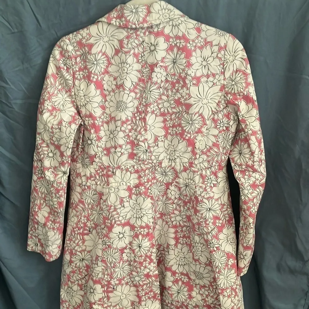 Loft Ann Taylor  pink/white Floral Trench Coat- button front size 4P - Image 8