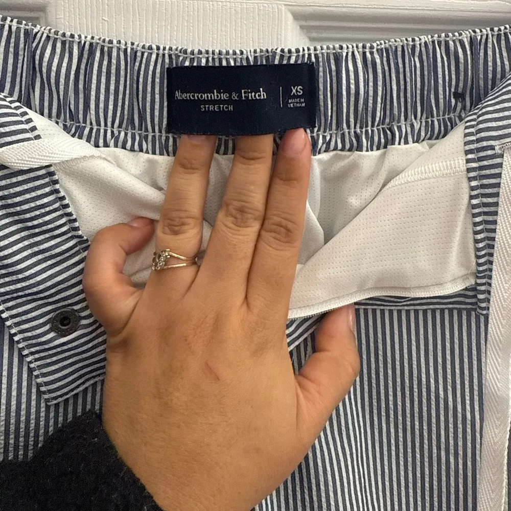 Abercrombie & fitch women’s stripped lined white and blue shorts size XS - Image 4