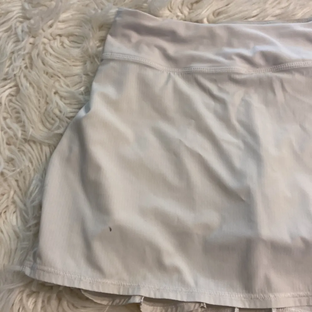 Lululemon Skorts size 6 good condition color off white with back ruffles - Image 14