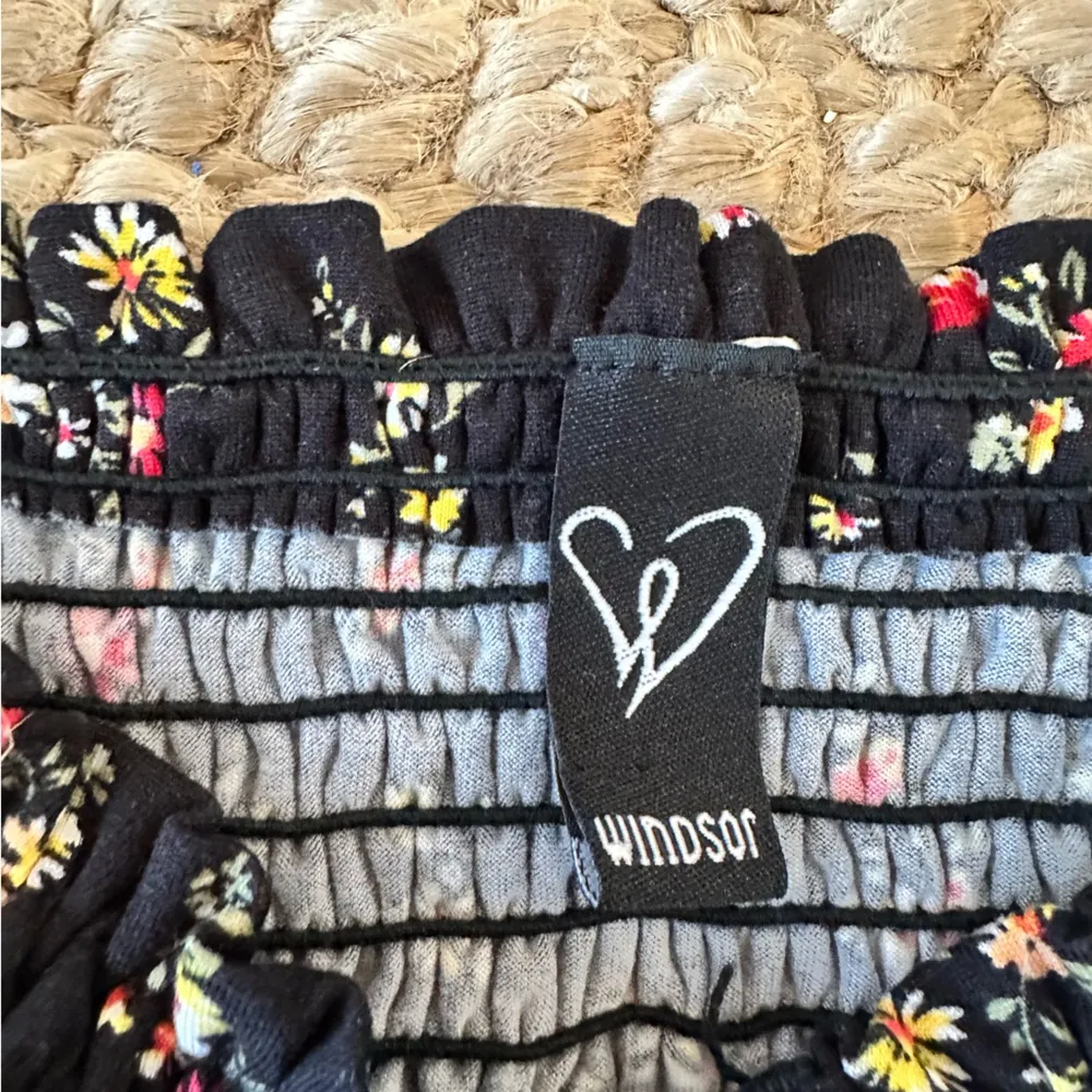 Windor Floral off the shoulder crop stretchy top with lace up front size small - Image 2