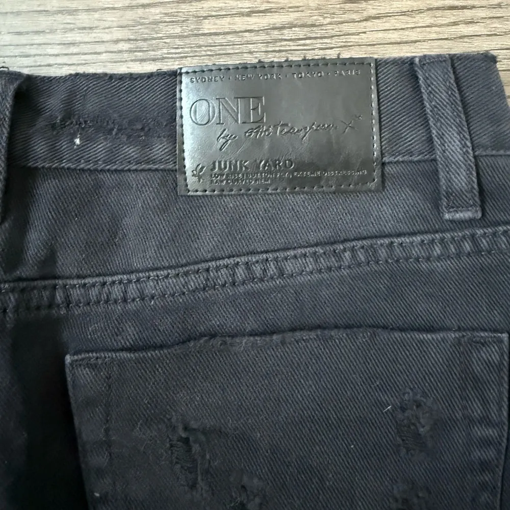 One Teaspoon Junkyard Distressed‎ Mini Jean Skirt Black Size 26 Raw Hem NWT - Image 6