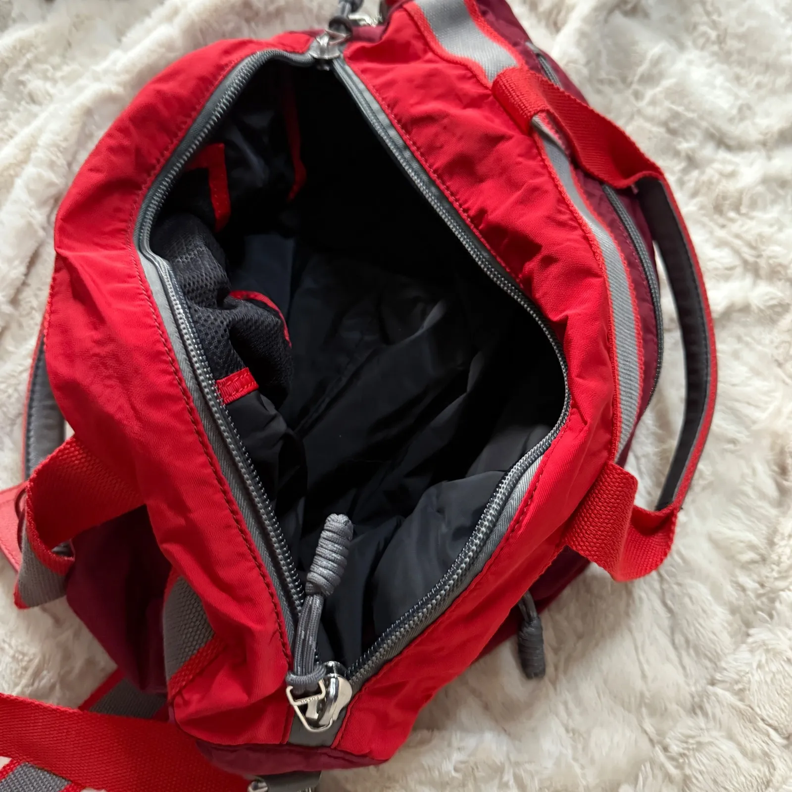 Fossil Burgundy Red Duffel Bag Carry-On Travel Gym Bag Weekend Bag‎ Key Fob - Image 2