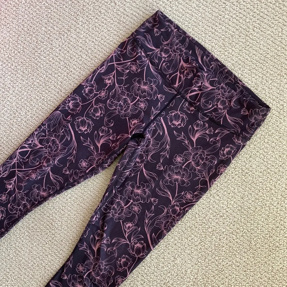 FABLETICS Powerhold Cropped Leggings Capri Black Pink Floral Size Small VEUC - Image 2