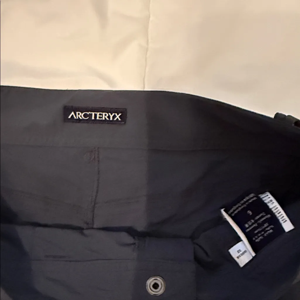 Arc’teryx WOMANS hiking pant, Size 6, Dark Gray Black - Image 6