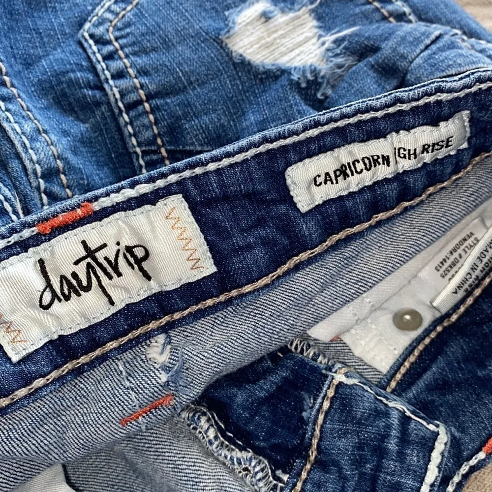 Daytrip distressed shorts jean denim Capricorn high rise‎ size 25 - Image 3