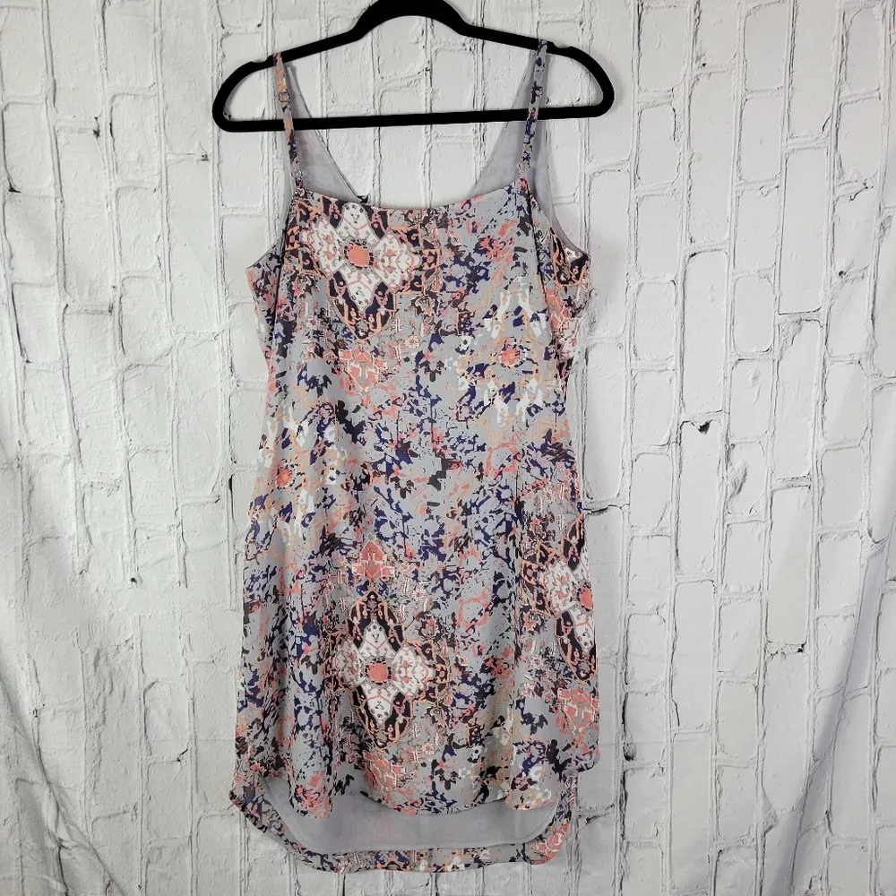 Cabi Fresco gray pattern print v cut neckline short dress - Image 5