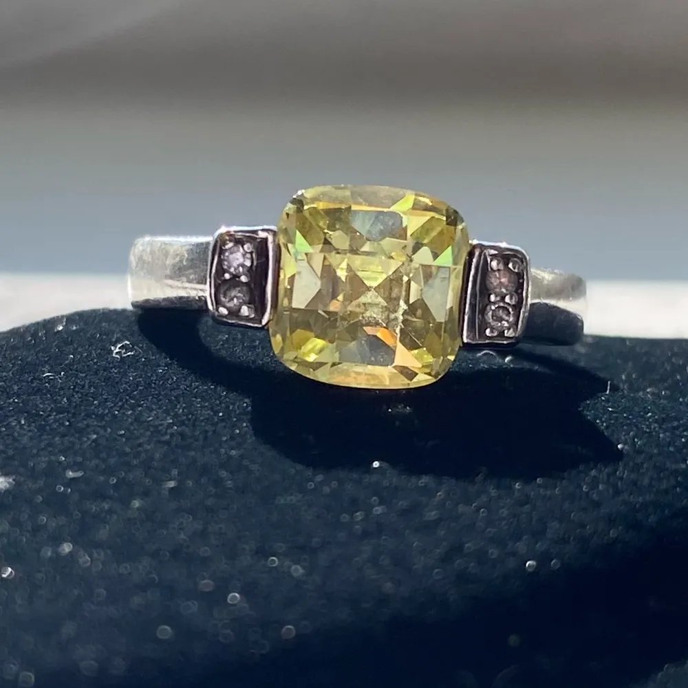 Yellow stone with rhinestones on each side Silver - Image 2
