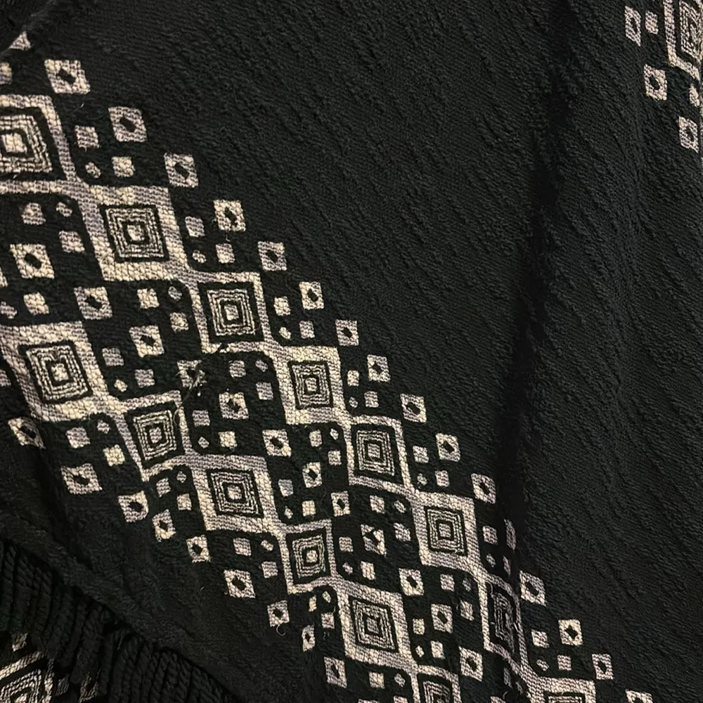 MOSSIMO BLACK AND CREME WRAP SIZE SMALL/MEDIUM…PM…OVERSIZED WITH FRINGE ON HEM - Image 3