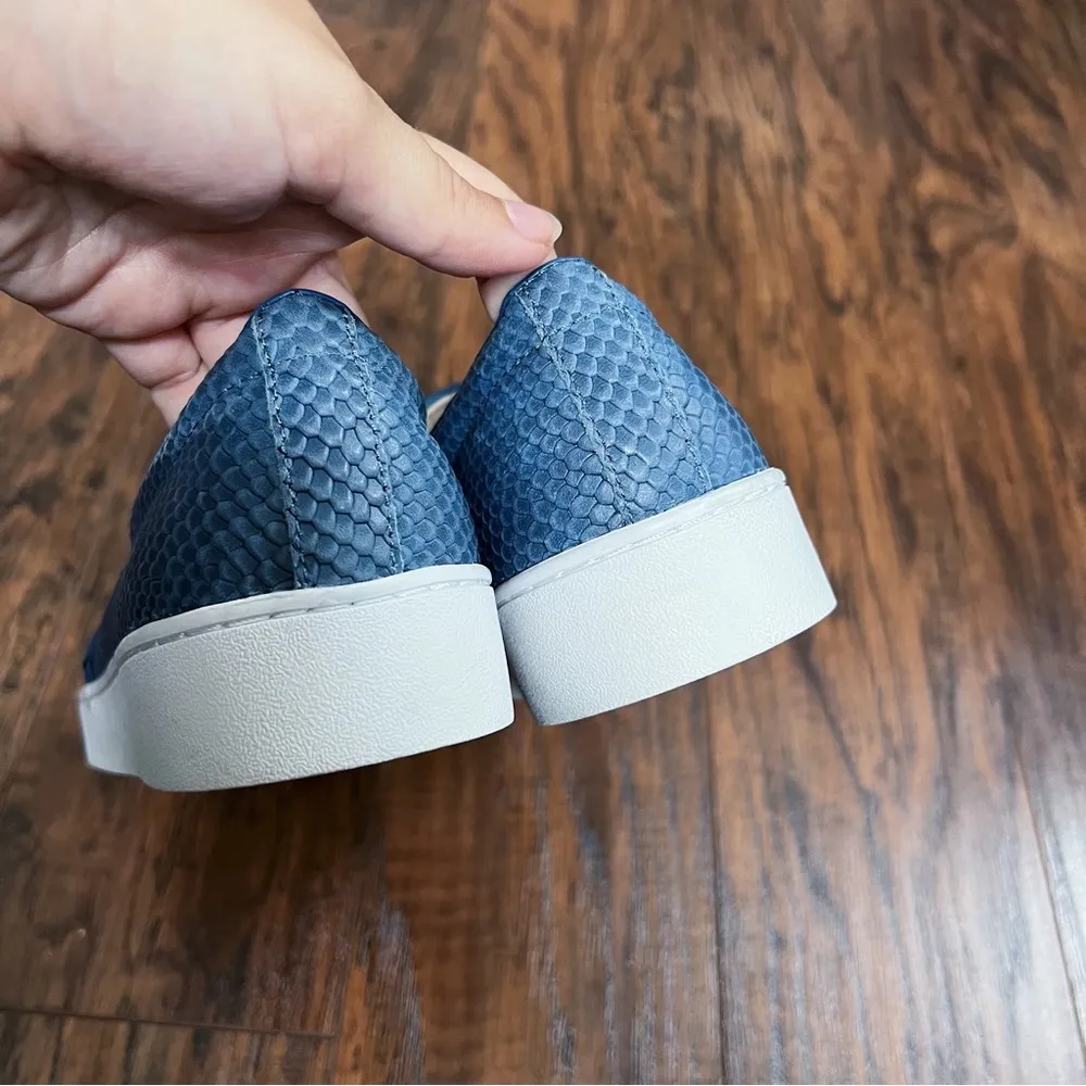 Vionic • Midi Snake Slip-on Sneaker reptile leather blue - Image 9