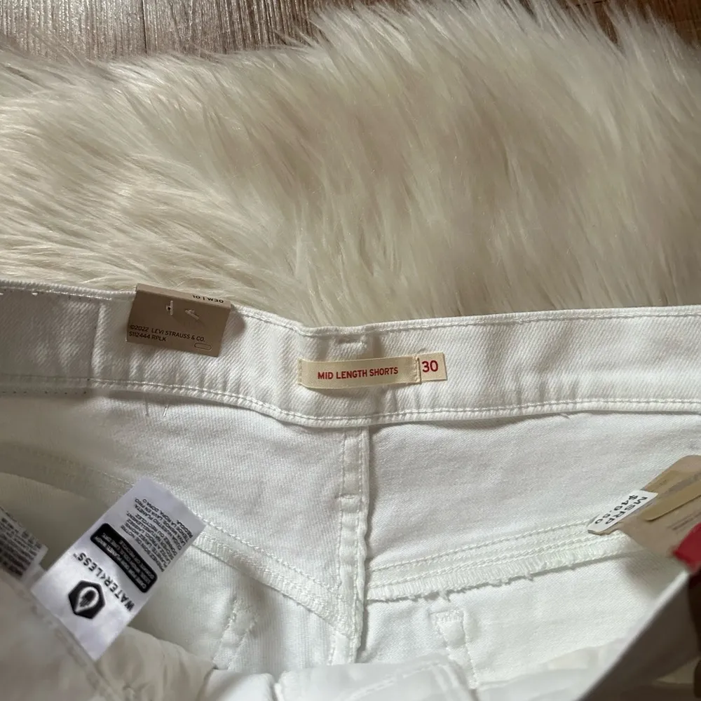 LEVI’S Mid Length Woman’s Shorts In White - Image 5