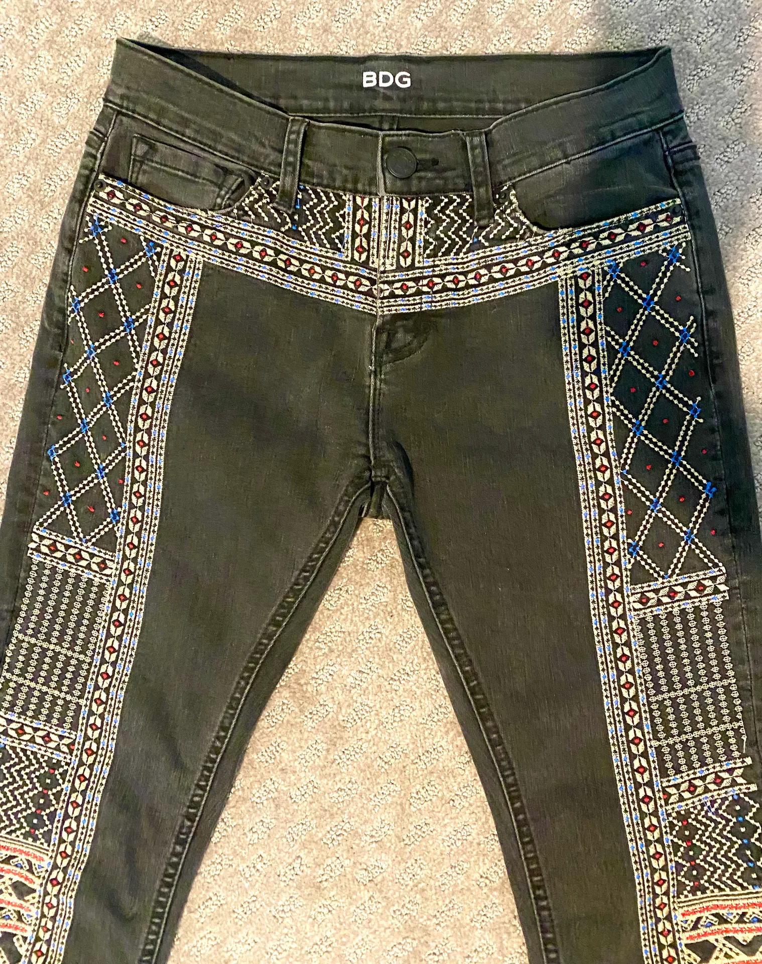 Like new  Midrise Twig Ankle jeans with embroidered sides and top. Sz 26x29 - Image 7