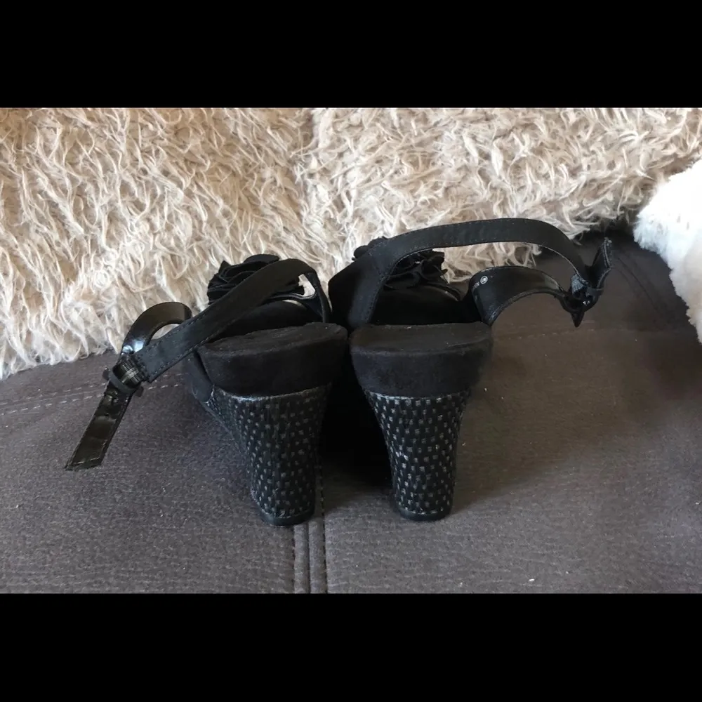 A2 by AEROSOLES Black Peep Toe Wedge Sandals S8 - Image 6