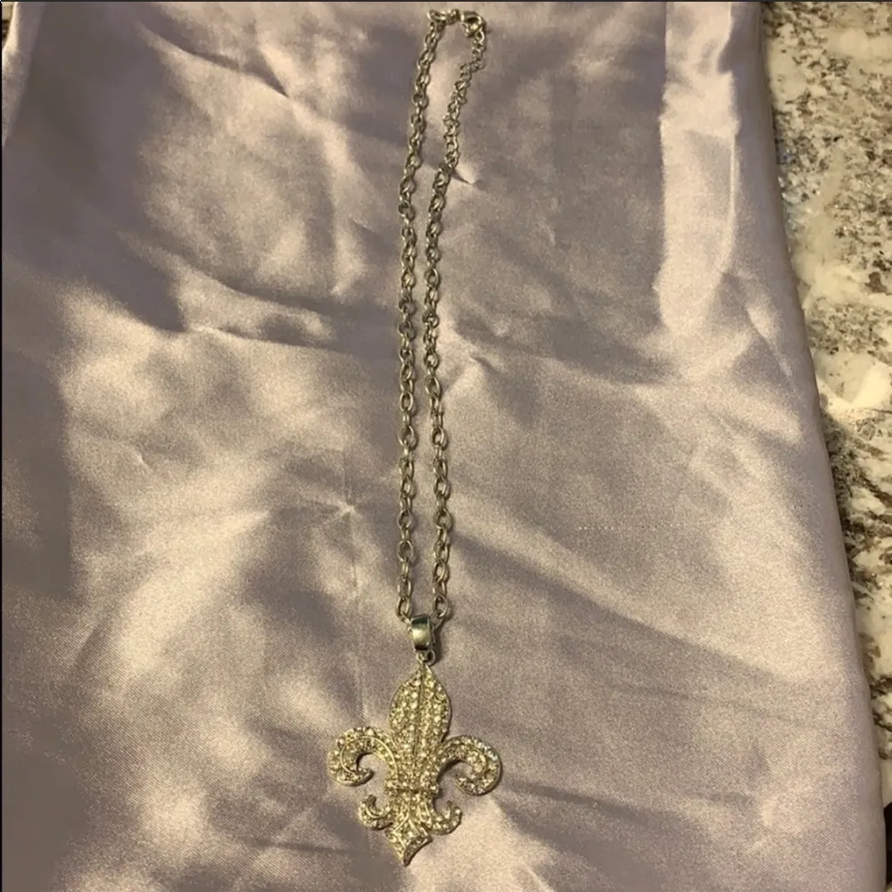 Fleur de Lis rhinestone pendant necklace Silver - Image 2
