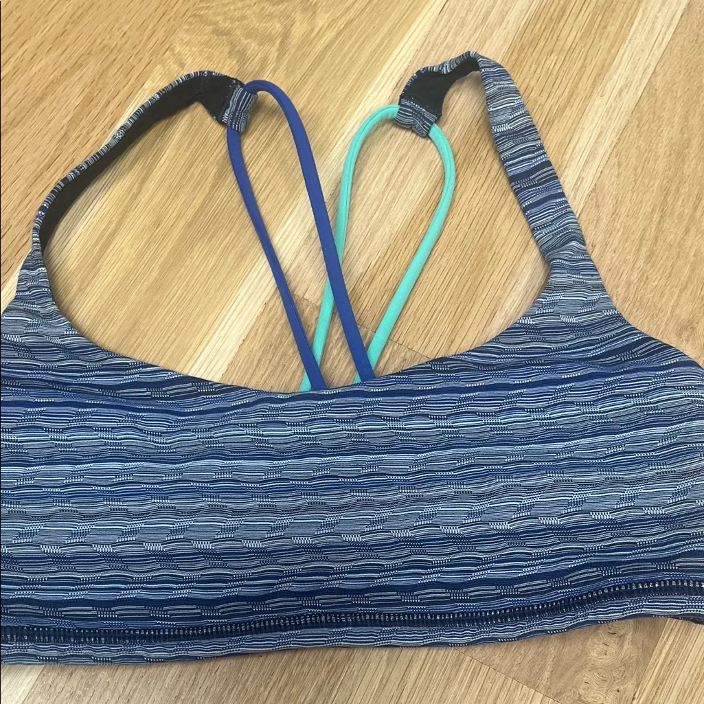 lululemon athletica Blue and Gray Patterned Sports Bra - Image 4