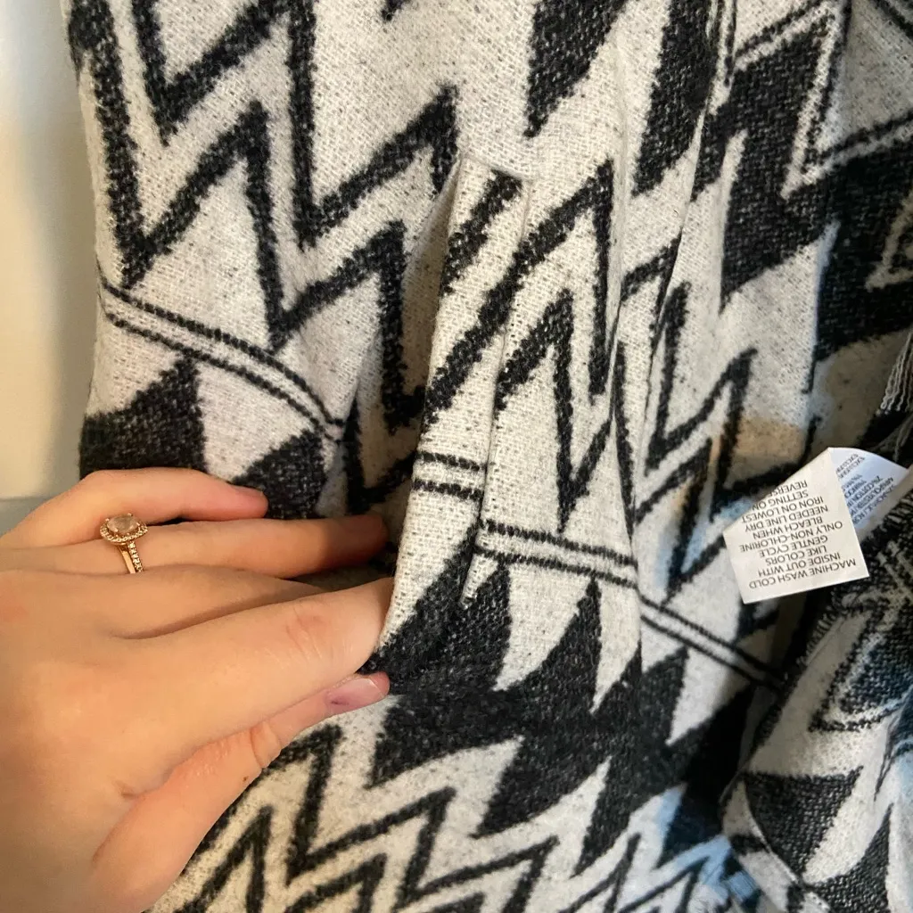 NEW‎ Jolt women’s black white geometric hooded drapey thick tassel vest large - Image 7