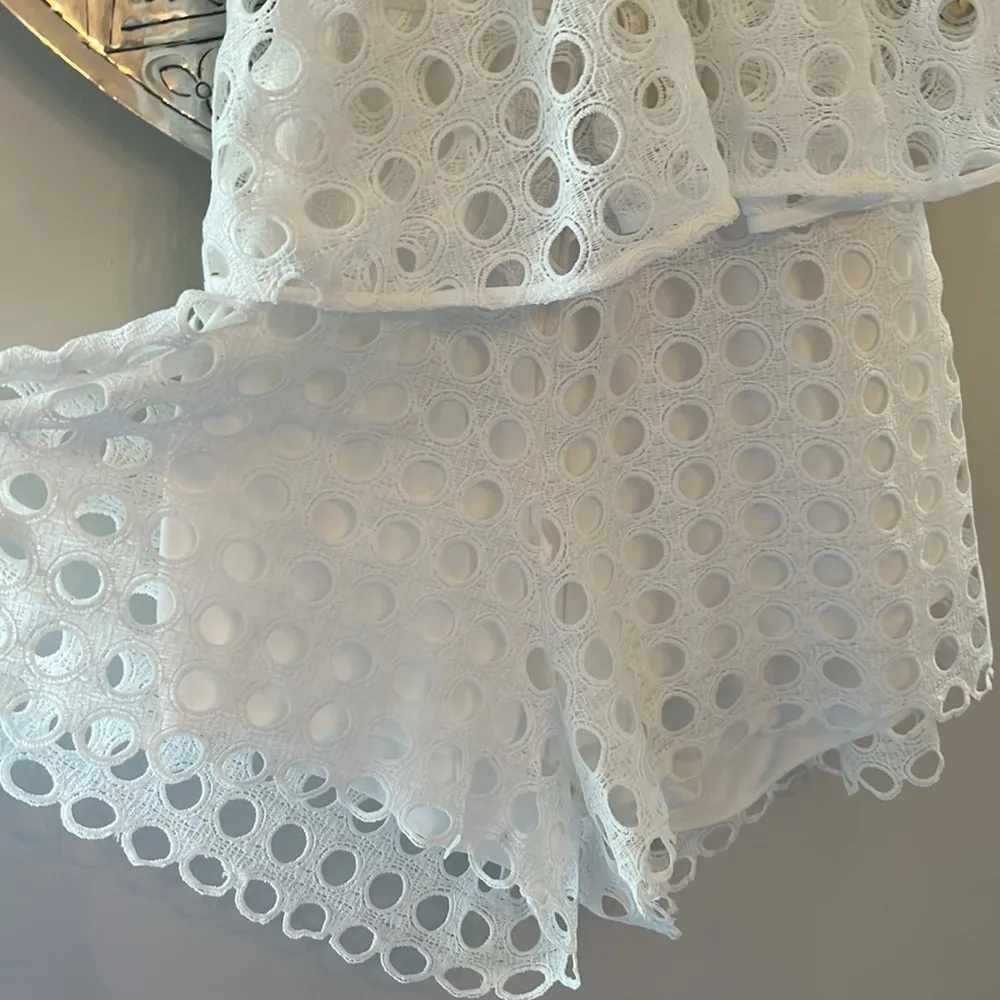 Romeo & Juliet white cutout shorts romper jumpsuit NWT size Medium - Image 4