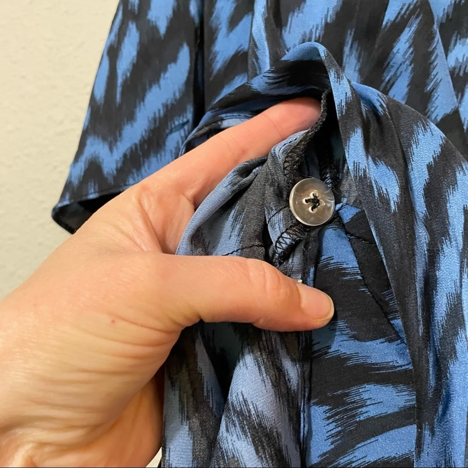 Gigi Parker Blue & Black Animal Print Flutter Sleeve Wrap Top Blouse Womens XS - Image 4