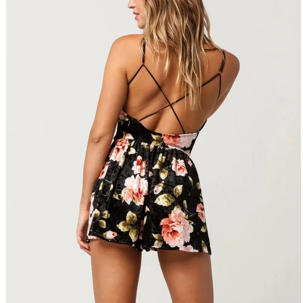 TILLY'S IVY & MAIN Crushed Velvet / Velour Floral Romper Jumpsuit - size small - Image 3