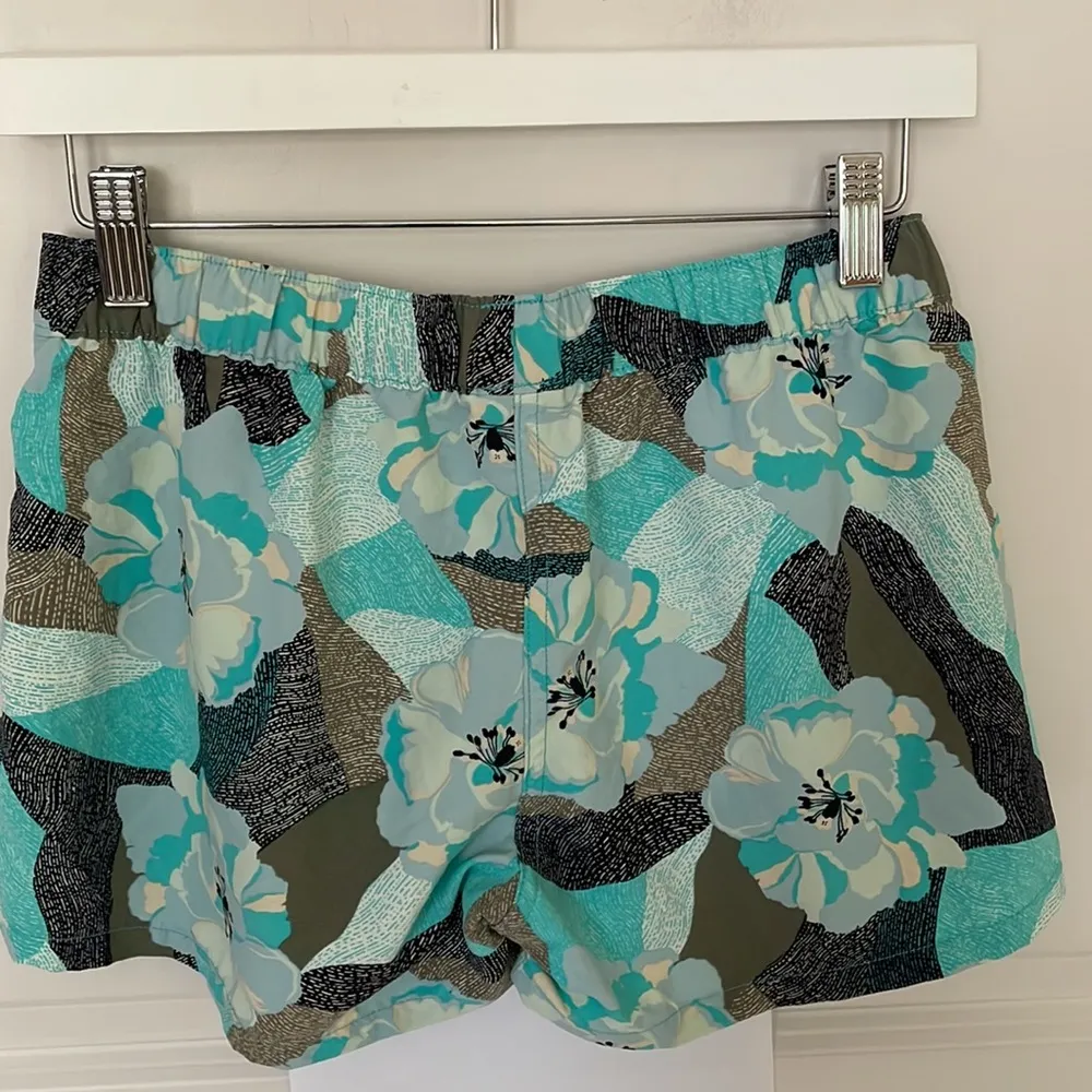Patagonia Barely Baggies Floral Hibiscus Shorts Small - Image 4