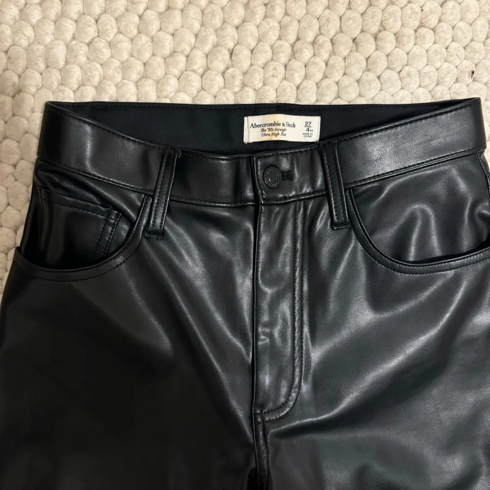 abercrombie vegan leather 90s straight ultra high rise pant - Image 6