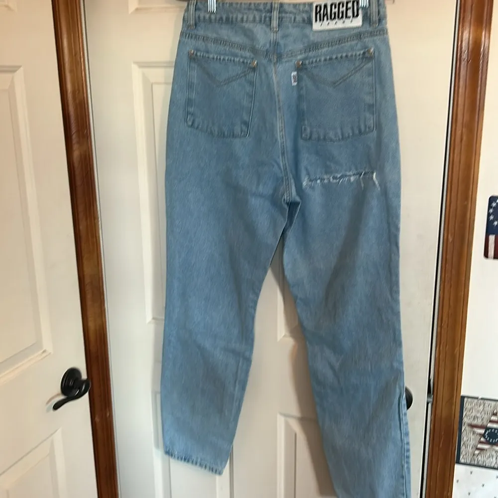 Tagged Urban Outfitters Priest High Rise Mom Light Wash W/Distressing Sz 32 - Image 2