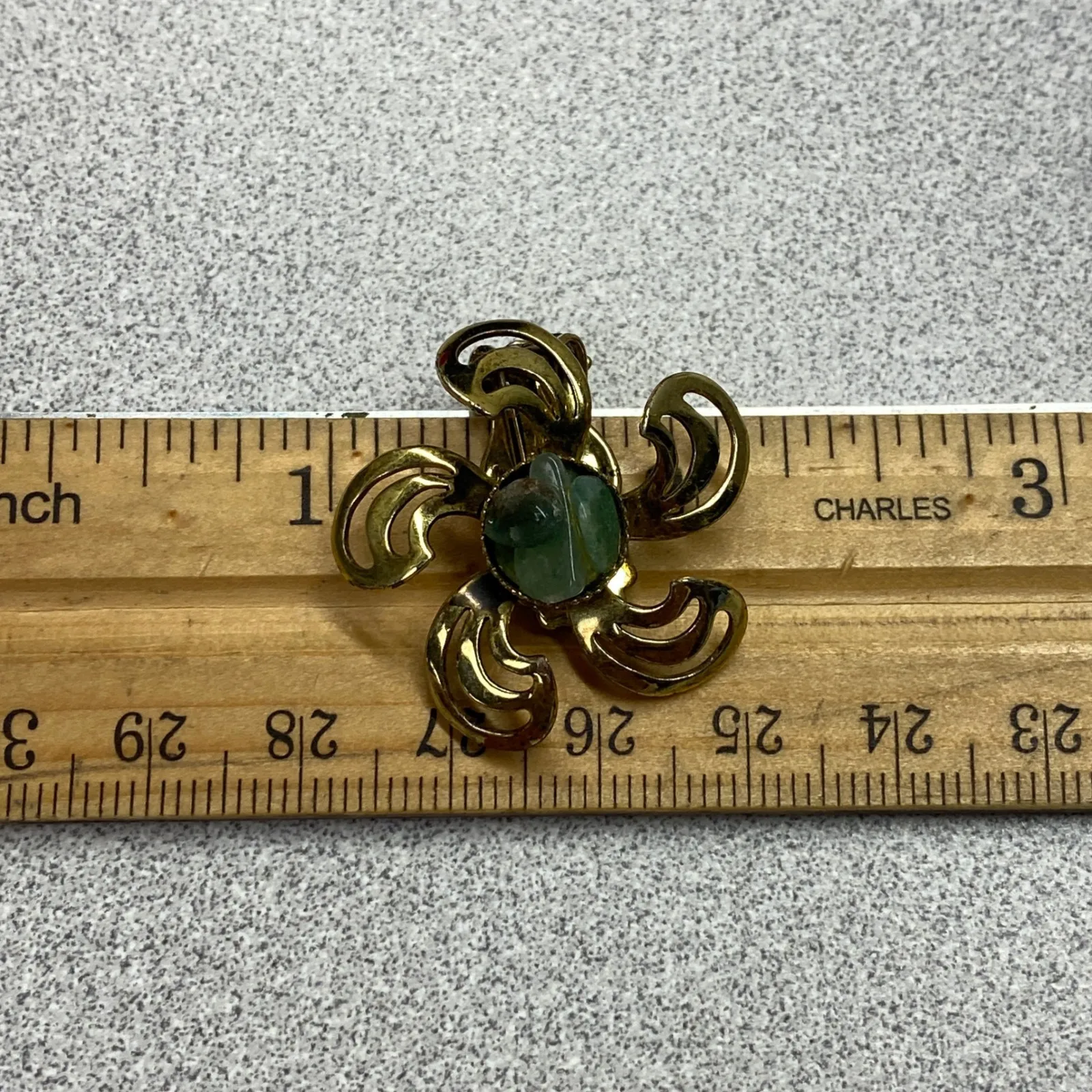 Vintage Floral Clip On Earrings Green Center Stone Gold Tone Jewelry - Image 5