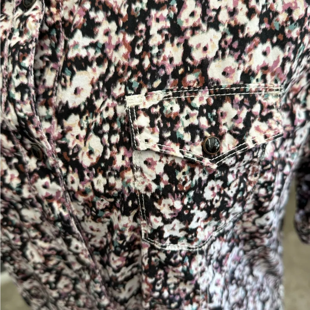 Wrangler Floral Pearl Snap Short Sleeve Shirt with Lace Detailed Yoke - Image 4