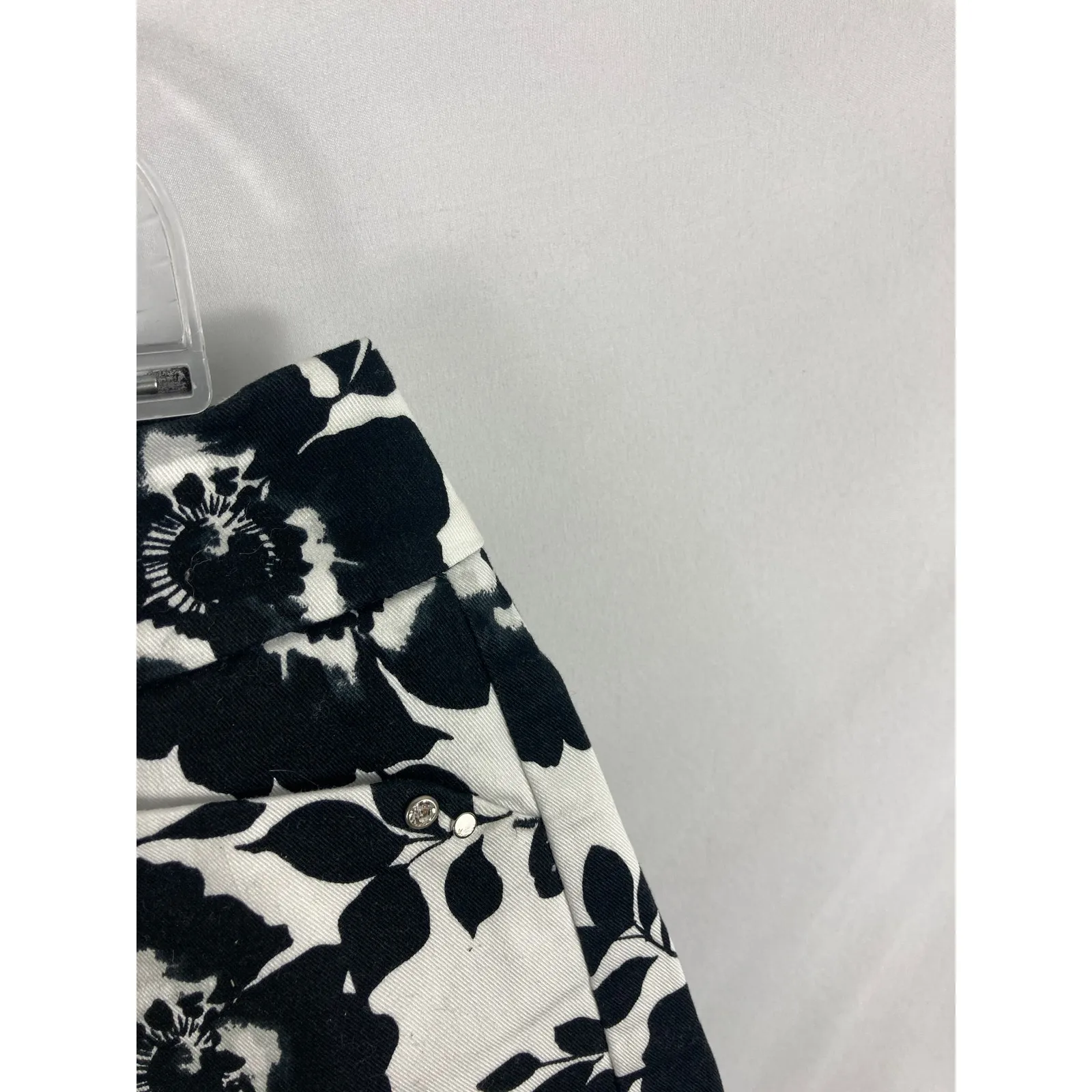 NWT WHBM Printed Floral Black White Shorts Size 2 - Image 2