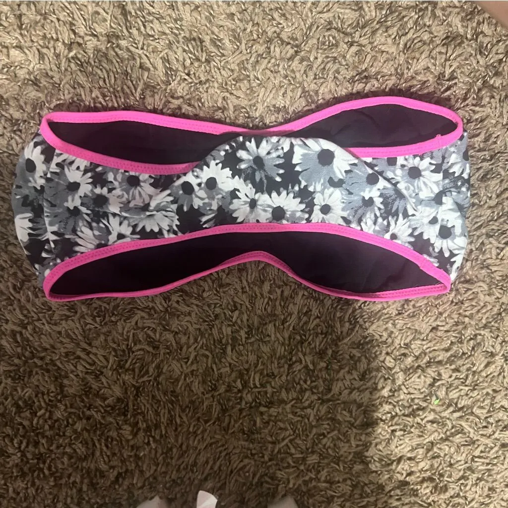 Victoria's Secret Black and White Floral Bikini Top with Pink Trim - Image 2