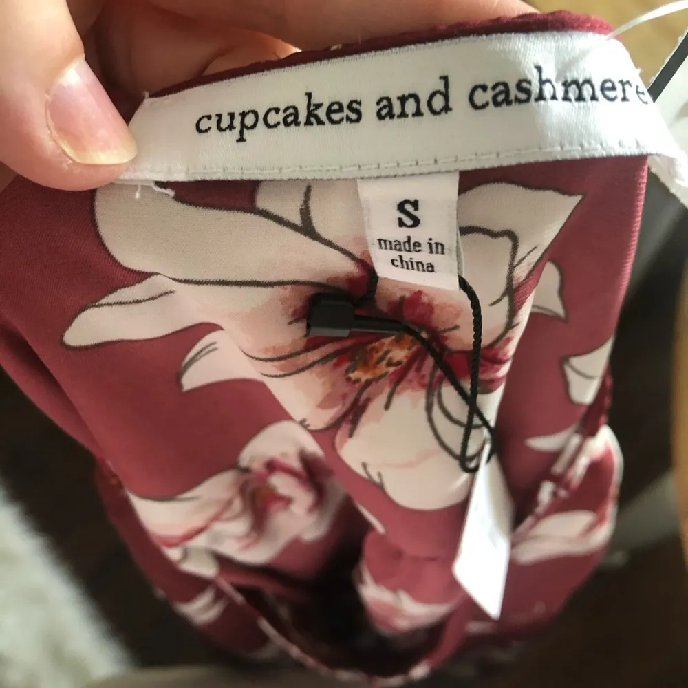 NWT cupcakes & cashmere red floral blouse small - Image 7
