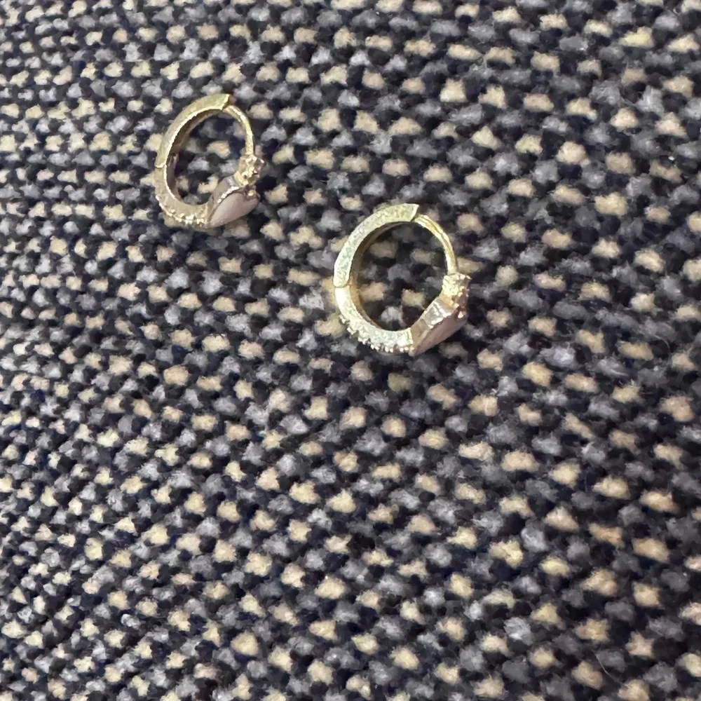 White heart, yellow gold Huggies with rhinestones - Image 2