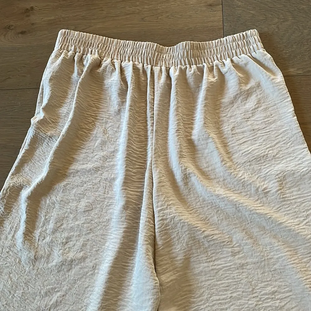 Adrianna Papell Textured Crepe Wide Leg Culotte
Pull On Crop Pants Size Large - Image 10