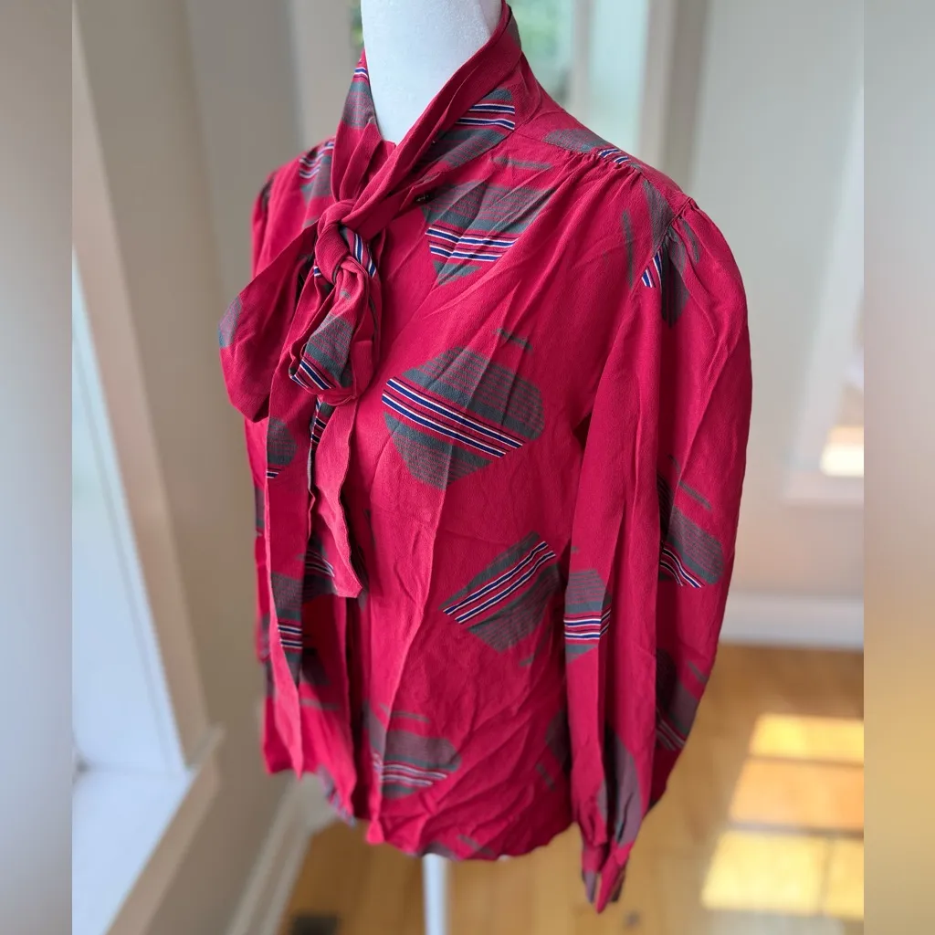 Vintage Ernst Strauss Red Silk Graphic Printed Tie Neck Puff Sleeve Blouse Sz 8 - Image 4