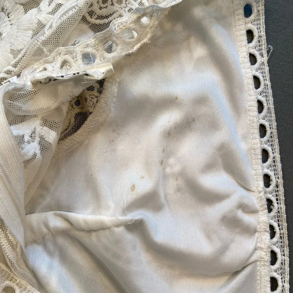 LF Seek The Label,‎ White lace Romper, plunge V neck line size Small - Image 10