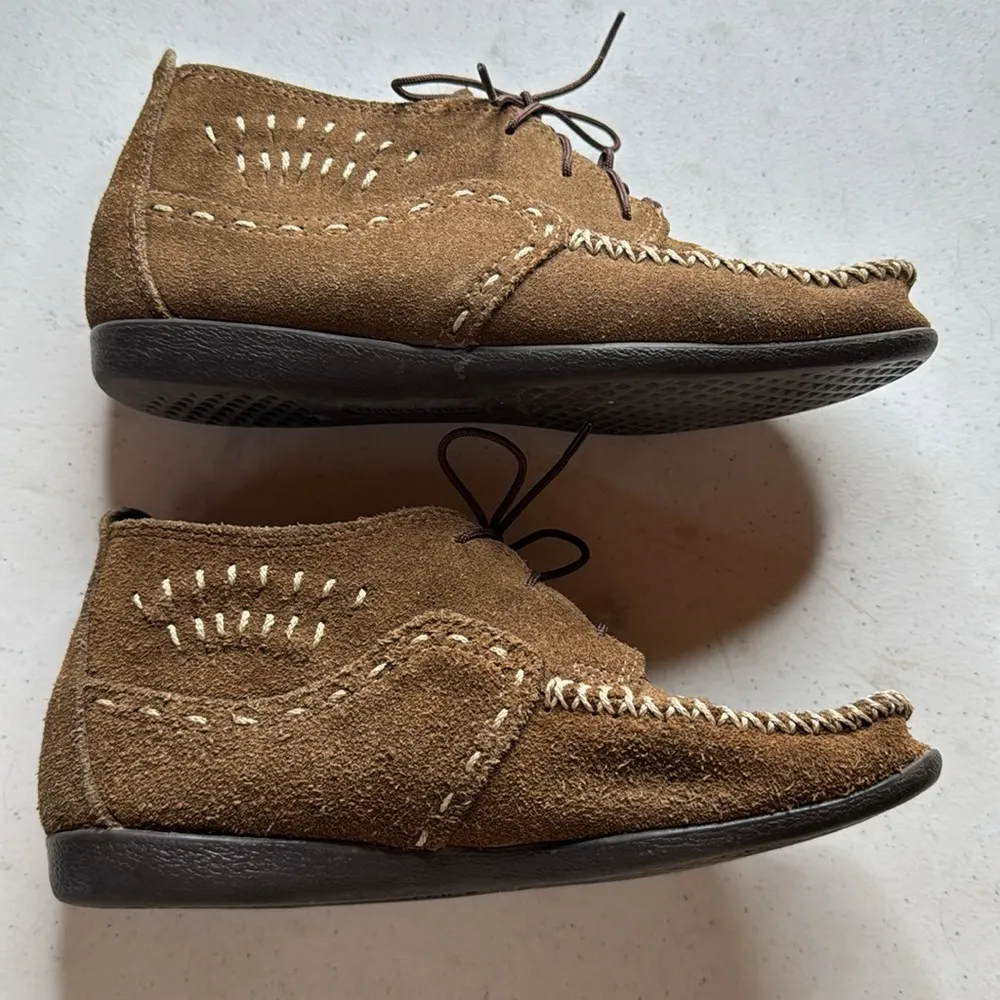 Minnetonka Stitched Moccasin Brown Suede Chukka Shoes Size 6 - Image 3