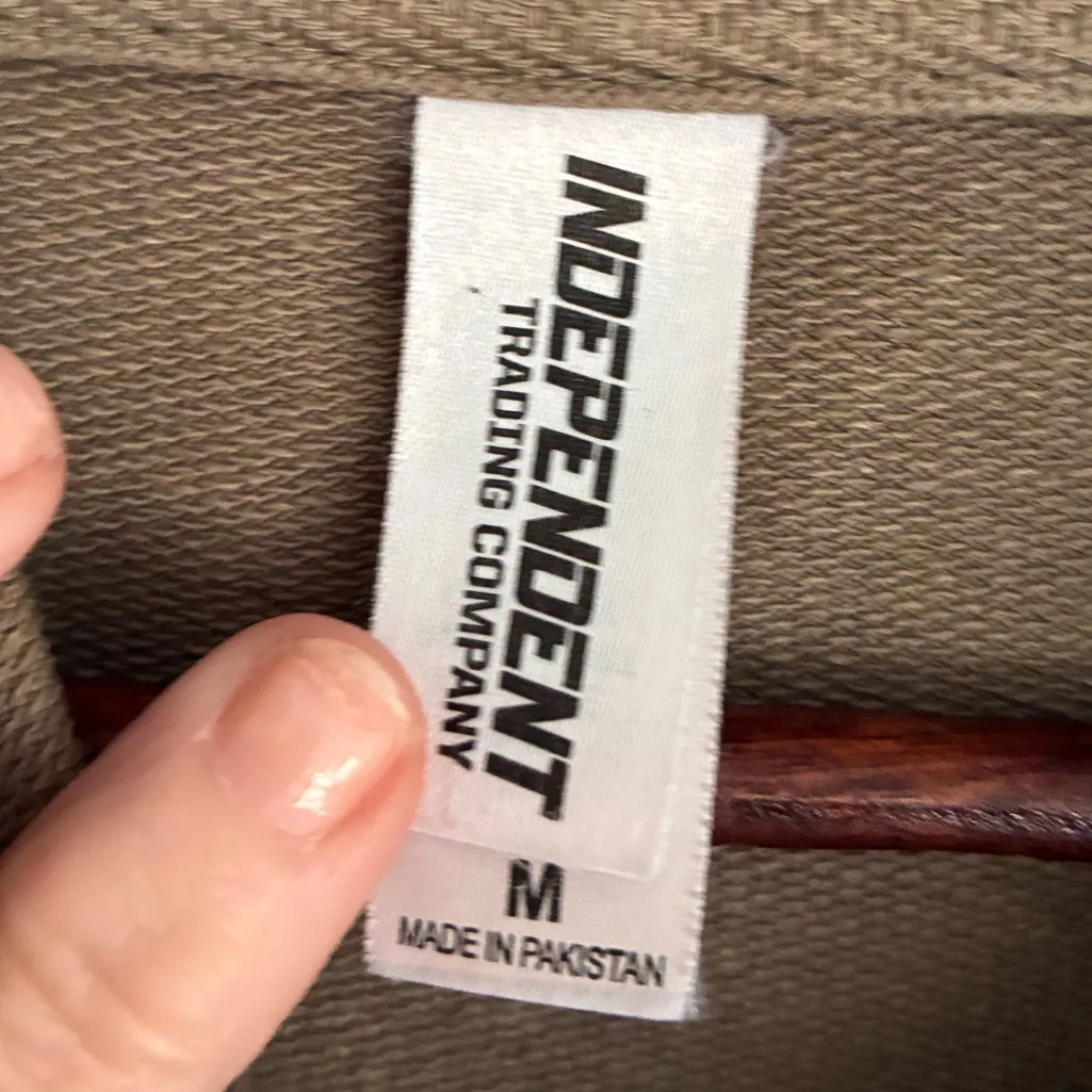 NWOT INDEPENDENT TRADING CO Tan “Life is Better in the Barn” Lightweight Hoodie Green Size M - Image 3