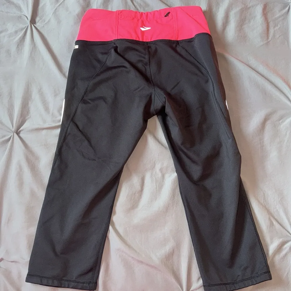 Brooks Cropped Running Leggings - Image 2